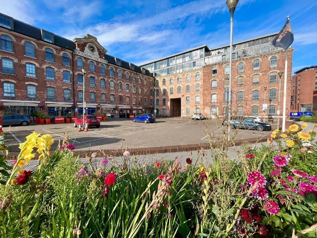 Modern 2 Bedroom Apartment By Train Station location
